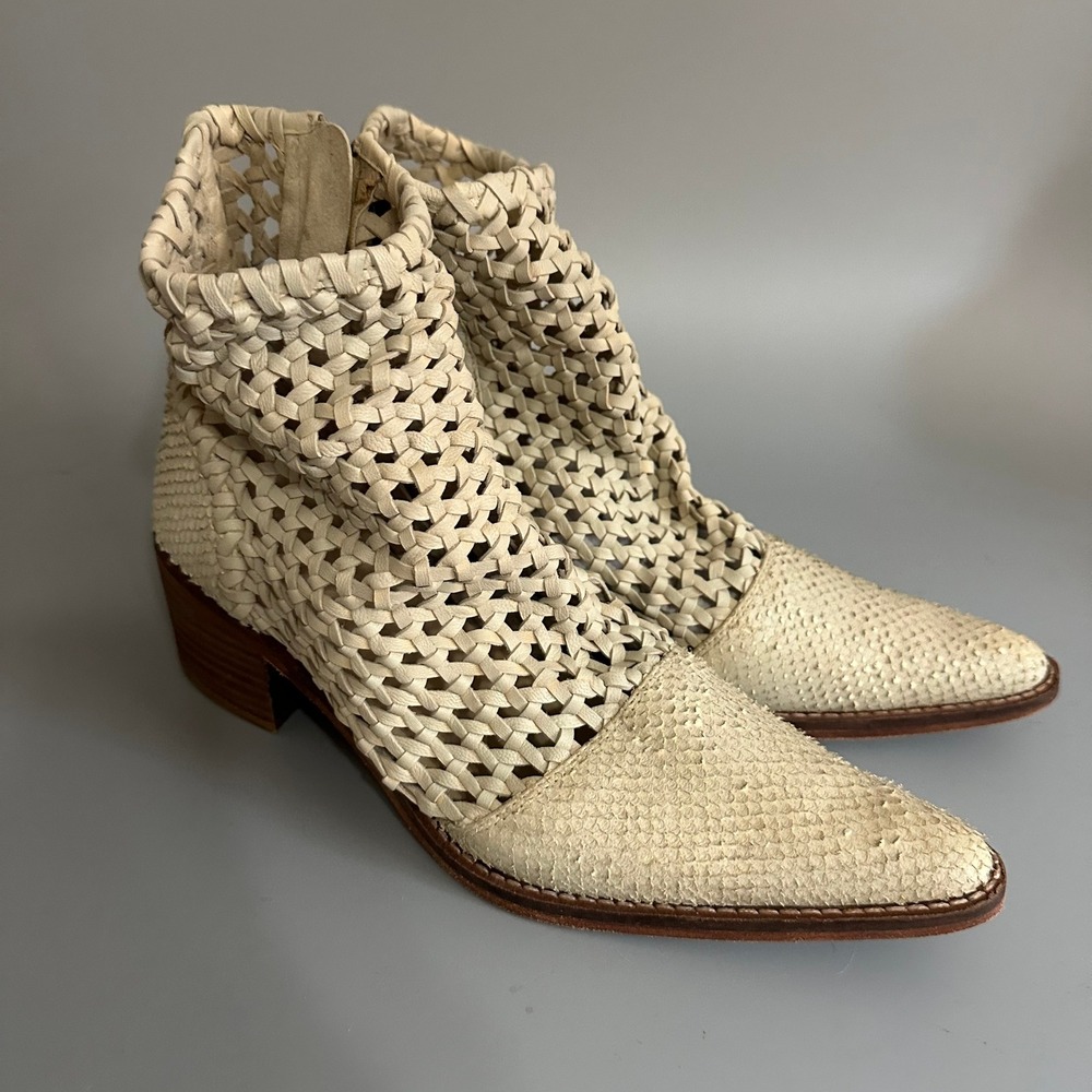 Free People Woven Leather Snakeskin Pointed Toe Ankle Boots Bone Cream Sz 40 8.5